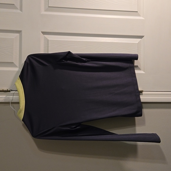 Semi-fitted athletic top with zipper and thumb holes in sleeves - Gray Medium - Picture 3 of 4